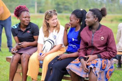 dansk lærerstuderende snakker med ugandiske undervisere
