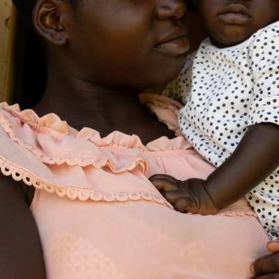 Ugandisk kvinde og hendes barn 