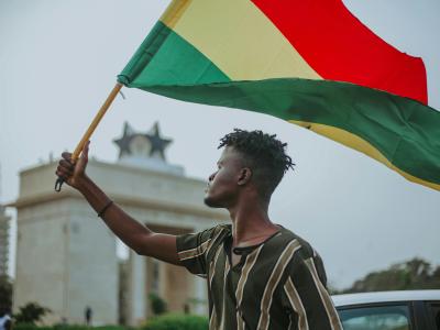 Mænd flager med med Ghanas flag