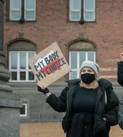 Marcelina Kaluzna demonstrerer på Rådhuspladsen for kvinders ret til at bestemme over egen krop 