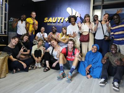 Danske lærerstuderende på besøg hos Sauti+ i Kampala