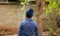 Kvinde set fra ryggen i Kenya
